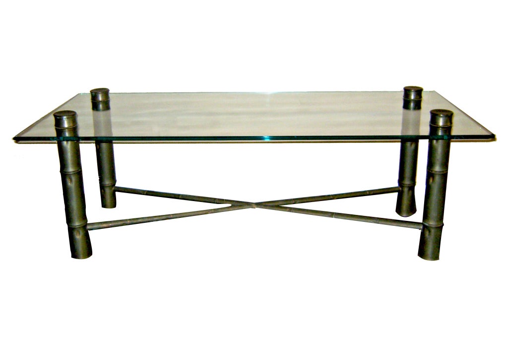 Table basse italienne des années 1960 en laiton, en forme de bambou, avec plateau en verre.

Mesures :
Hauteur 16
