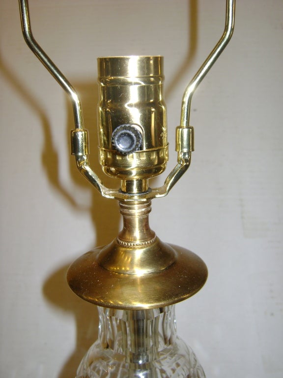 Paire de lampes de table en cristal taillé des années 1920 avec bases en bronze doré.

Mesures
Hauteur du corps : 22
Hauteur jusqu'au support de l'abat-jour : 30.5