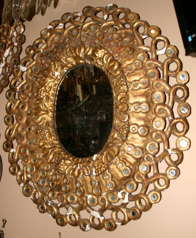Paar ovale Spiegel aus spanischem Kolonialholz des 19. Jahrhunderts. Verschlungenes Seilmuster auf dem Rahmen, Spiegeleinsätze im Rahmen.
Abmessungen:
Höhe: 34