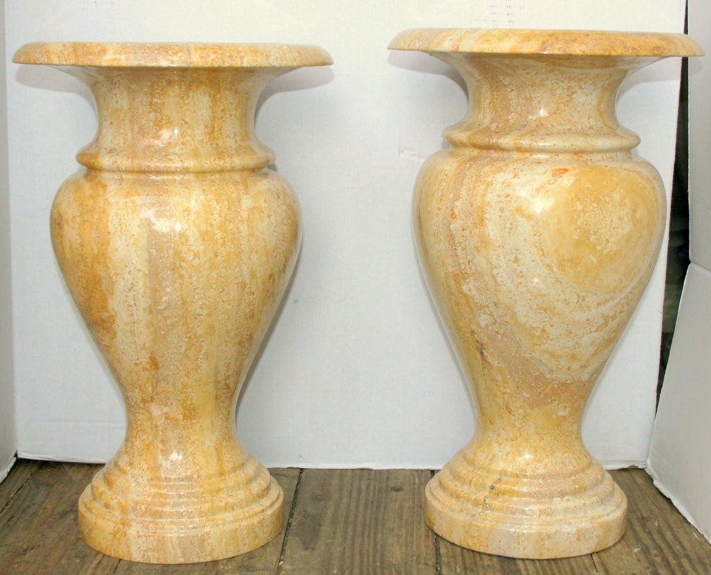 Pair of circa 1940s Italian carved marble urns.

Measurements:
Height: 16.5
