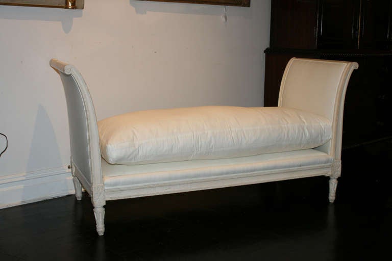 Early 20th century Louis XVI style painted daybed, outscrolled arms, turned legs.