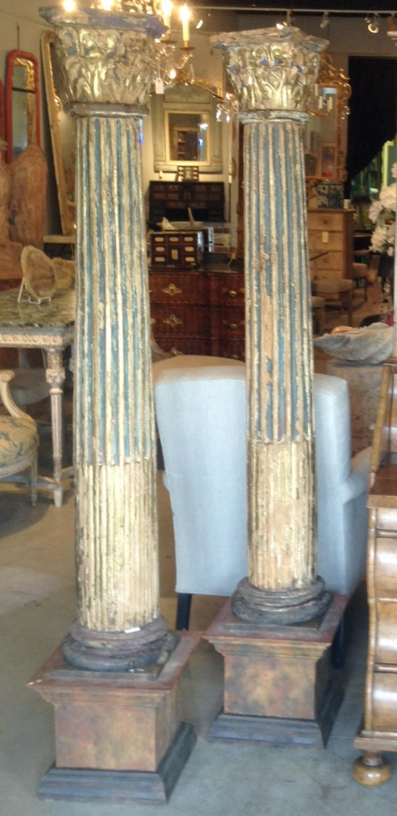 Coppia di colonne e capitelli rinascimentali italiani del XVII secolo in legno intagliato, dorato e dipinto. Ora le basi in legno finto dipinte in seguito.