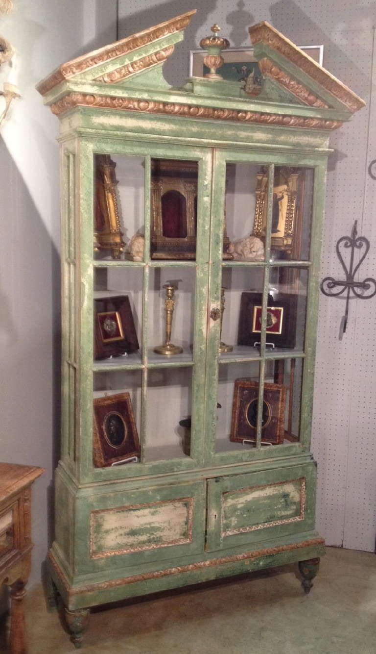 Italian Paint Decorated Display Cabinet In Excellent Condition For Sale In West Palm Beach, FL