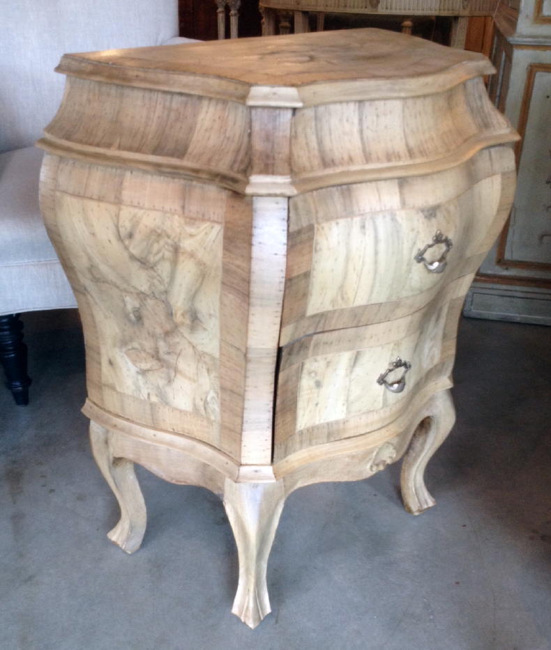 Pair of Italian Walnut Commodes In Excellent Condition For Sale In West Palm Beach, FL