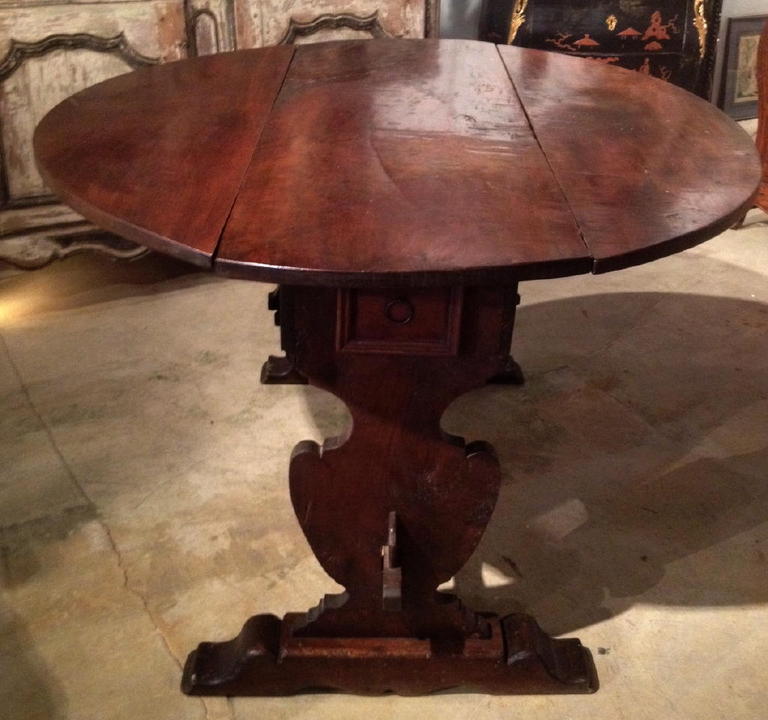 17th Century Drop Leaf Table In Excellent Condition In West Palm Beach, FL