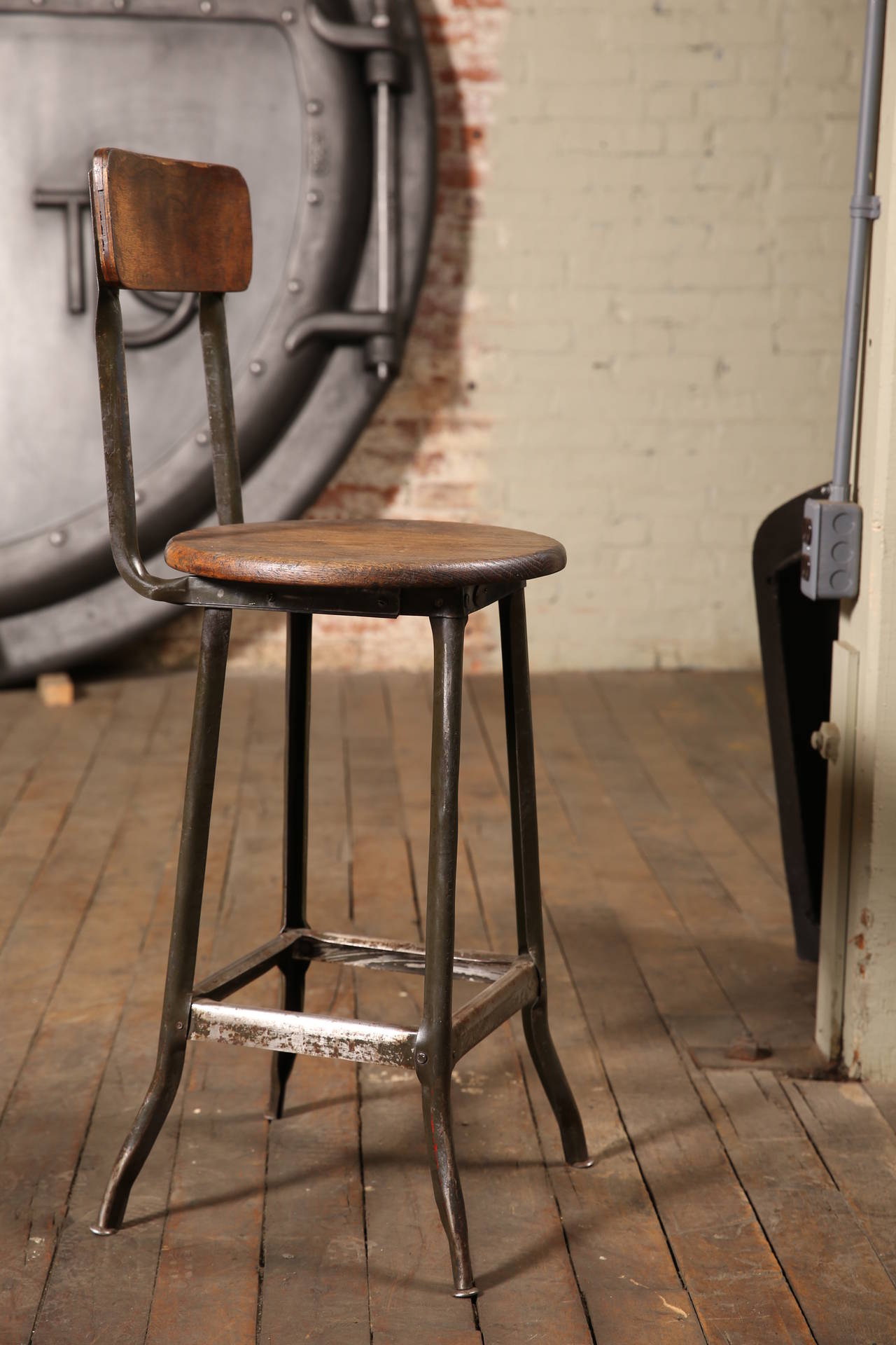 Pair of Original Vintage Industrial Stools In Good Condition In Oakville, CT