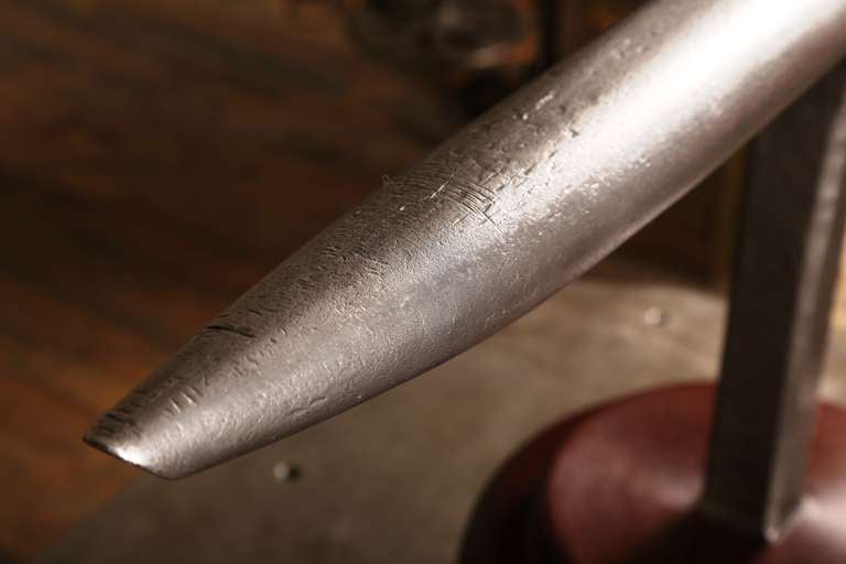 Scultura d'arte vintage industriale di grandi dimensioni in micarta e acciaio Peso di carta in vendita 3