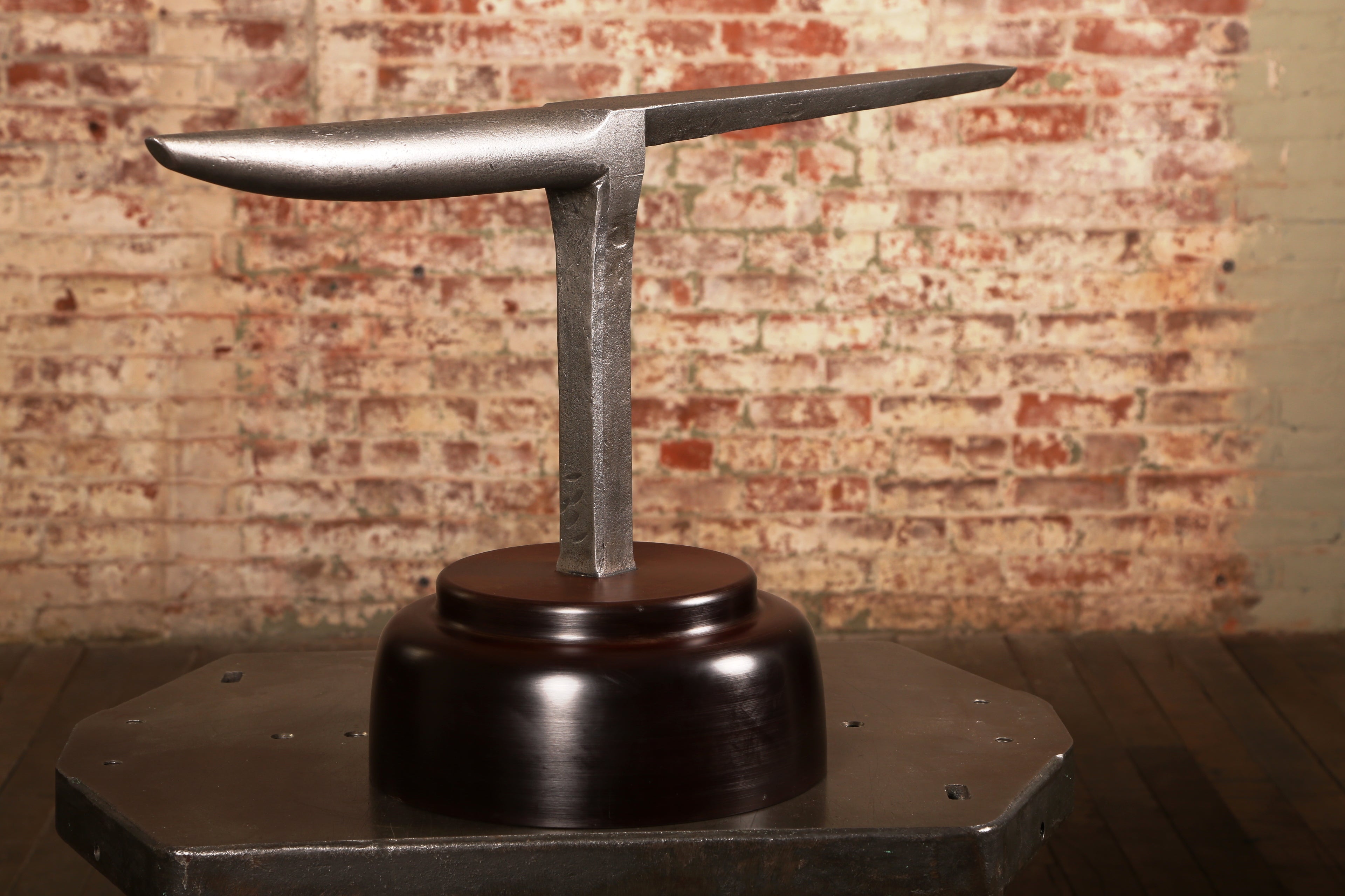 Grande sculpture d'art industrielle vintage en micarta et acier avec grand poids en papier - Anvil en vente