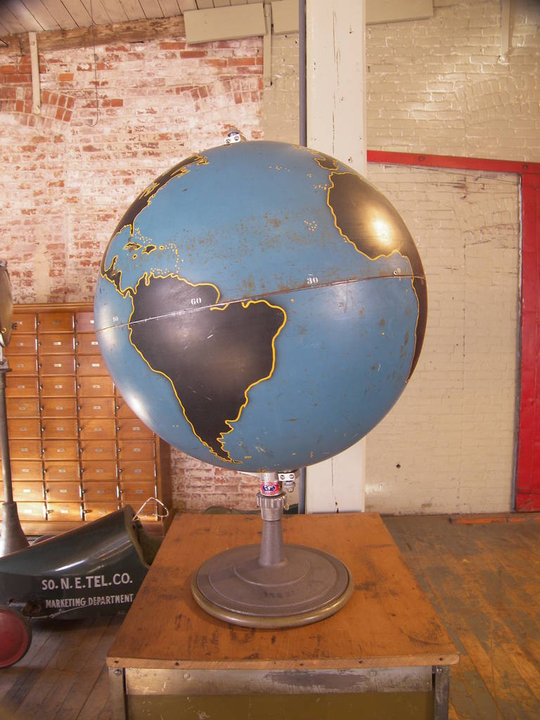 Vintage Denoyer Geppert Military Globe In Good Condition In Oakville, CT