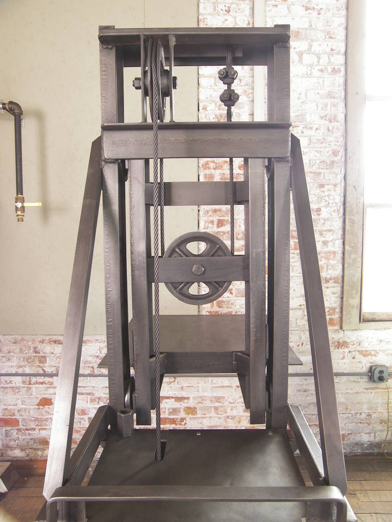 Vintage Industrial Steel Manual Machine Age Factory Die Lift, Crank Table Cart In Good Condition In Oakville, CT