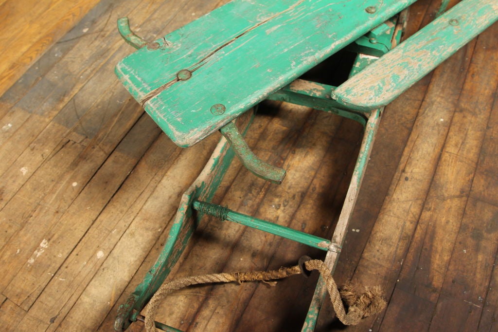 Toboggan de neige vintage en bois ancien de fabrication américaine Abîmé - En vente à Oakville, CT