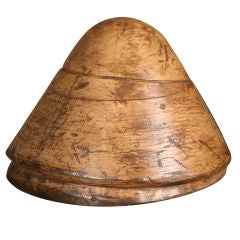 Vieux moule à chapeau industriel en bois