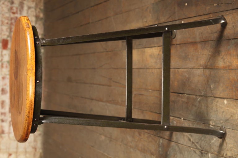 Industrieller Holz- und Metallhocker aus Stahl ohne Rückenlehne für die Fabrik. Maße des Sitzes: 14 3/4
