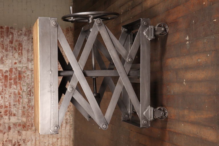 Original Vintage Industrial:: American Made Scissor Lift Table (amerikanisch)