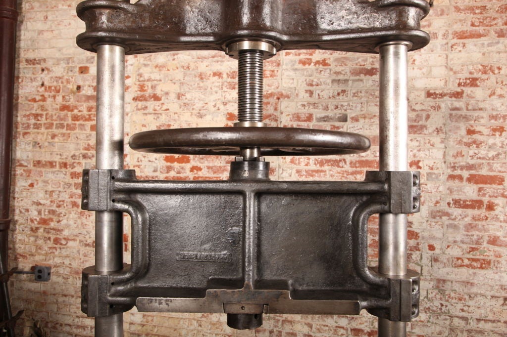 Vintage Industrial Cast Iron & Steel American Made Working Printing Press In Excellent Condition In Oakville, CT