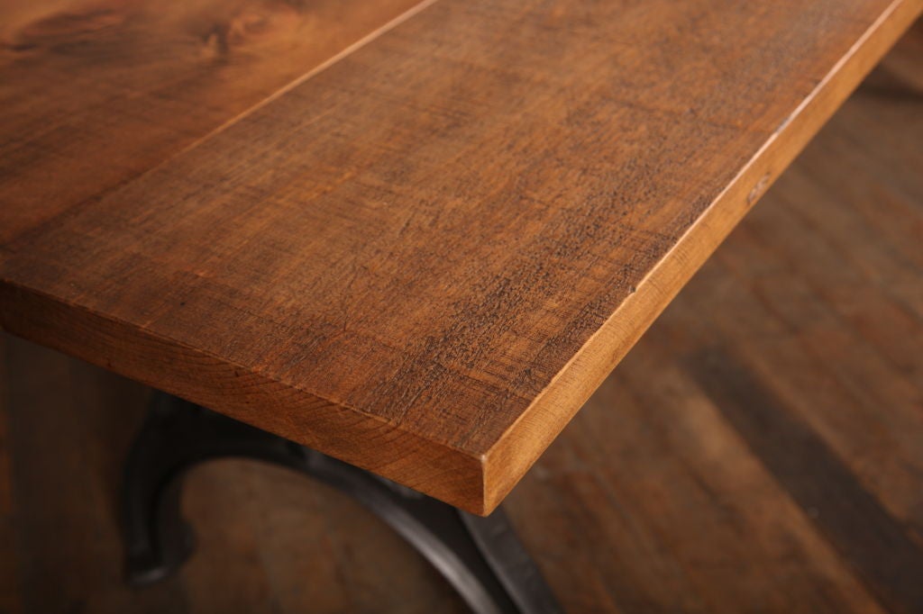 Américain Table de salle à manger à plateau - Vintage Industrial Cast Iron and Wood en vente
