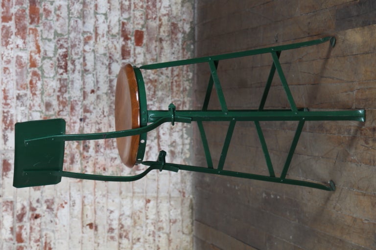 Original:: Vintage Industrial:: American Made:: Winkel Stahl Hocker
