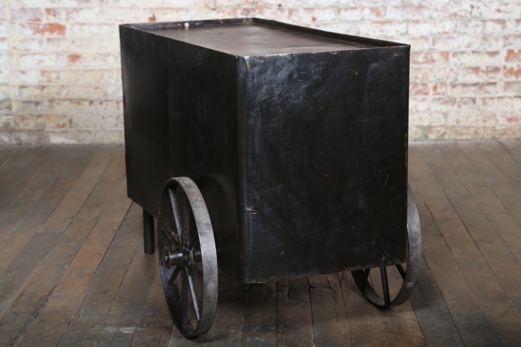 Chariot industriel vintage à deux roues:: original et fabriqué aux États-Unis