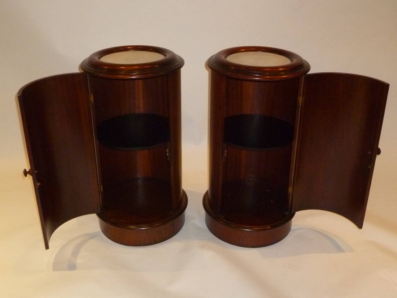 Pair of Victorian Marble-Top Mahogany Pot Tables In Excellent Condition In Miami, FL