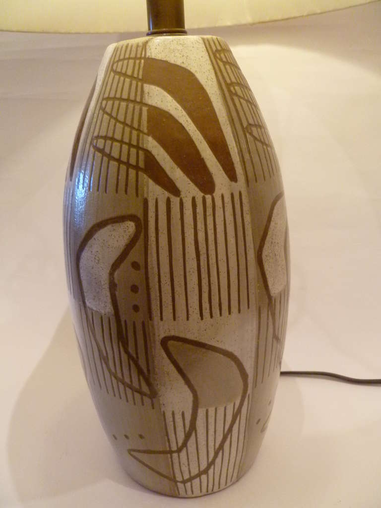 1950s Sgrafitto Pottery Table Lamp Tribal Amoeba Design In Excellent Condition In Miami, FL