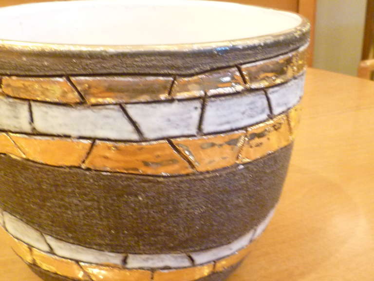 Large Modernist Aldo Londi Pottery Bowl Cache Pot In Excellent Condition In Miami, FL