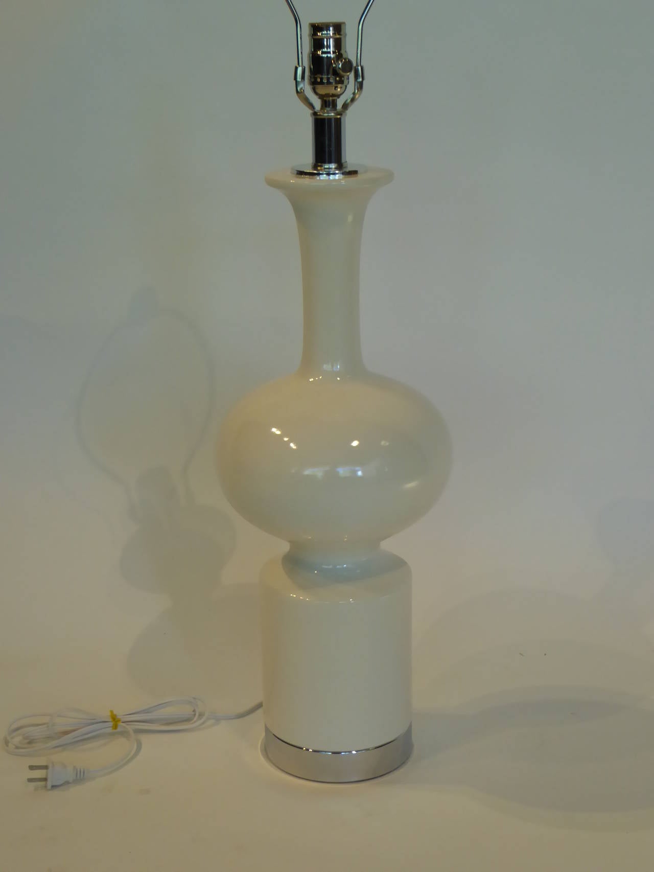 1960s, Mod Carnaby Shaped Mid Century Ceramic and Chrome Table Lamp In Good Condition In Miami, FL