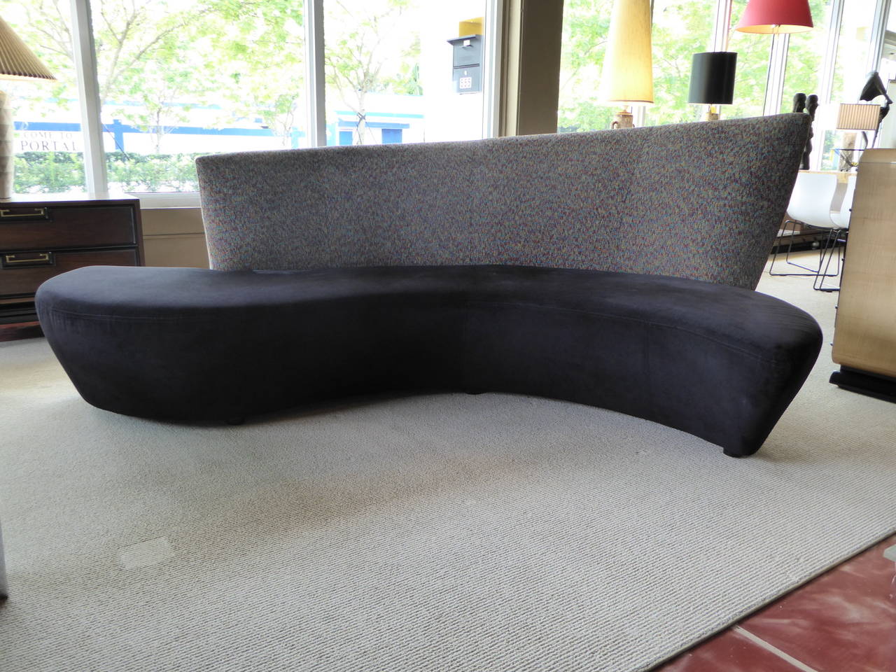 Superb Vladimir Kagan Bilbao Serpentine Sofa In Excellent Condition In Miami, FL