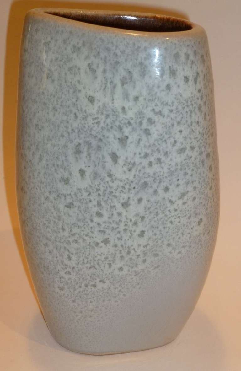 1940s Russel Wright Bauer Pottery Vase In Excellent Condition In Miami, FL