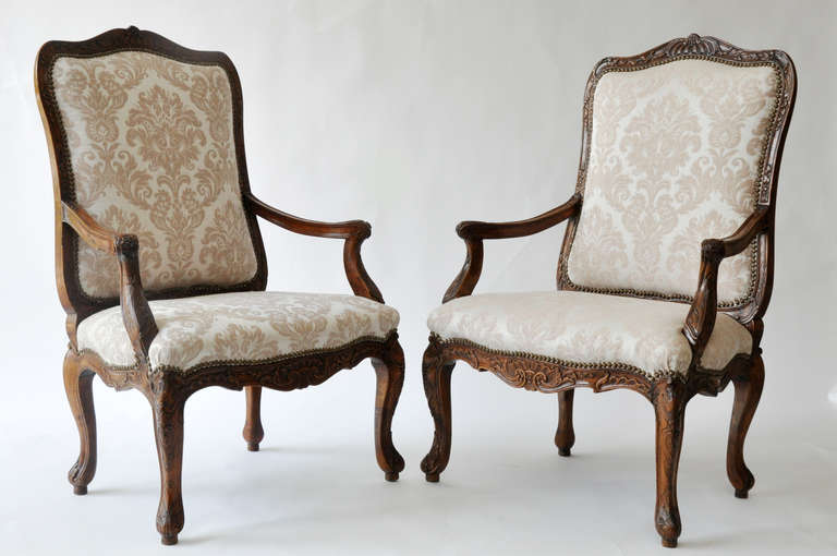 Pair of 18th Century Louis XV Armchairs In Excellent Condition For Sale In Geneva, IL