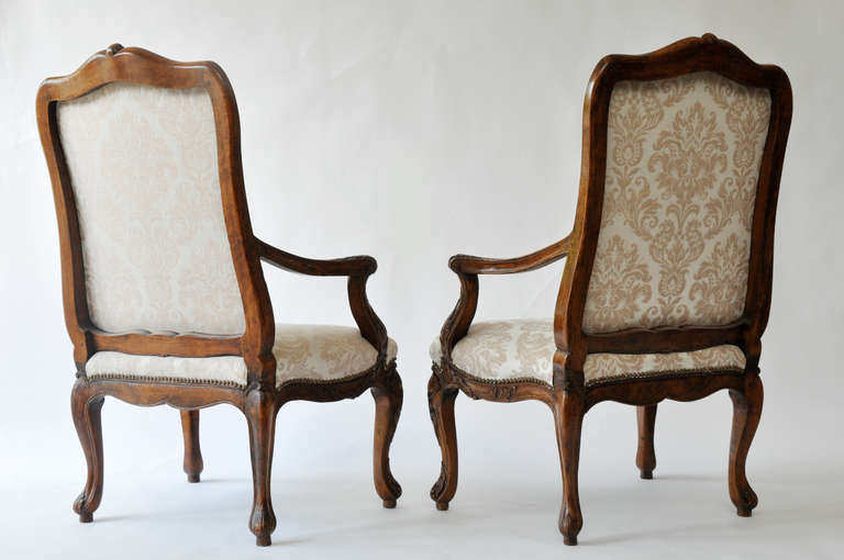 Italian Pair of 18th Century Louis XV Armchairs For Sale