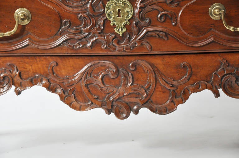 18th Century French Walnut Commode In Excellent Condition For Sale In Geneva, IL
