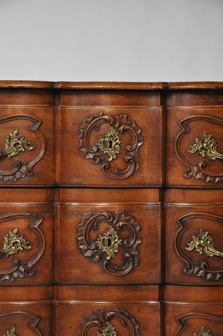 Wonderful 18th century walnut commode arbalète from Aix-en-Provence/Cote d'Azur, circa 1770. 

Handsome three-drawer commode with hand-carved drawers and apron. Ornate bronze handles and mounts, all original.