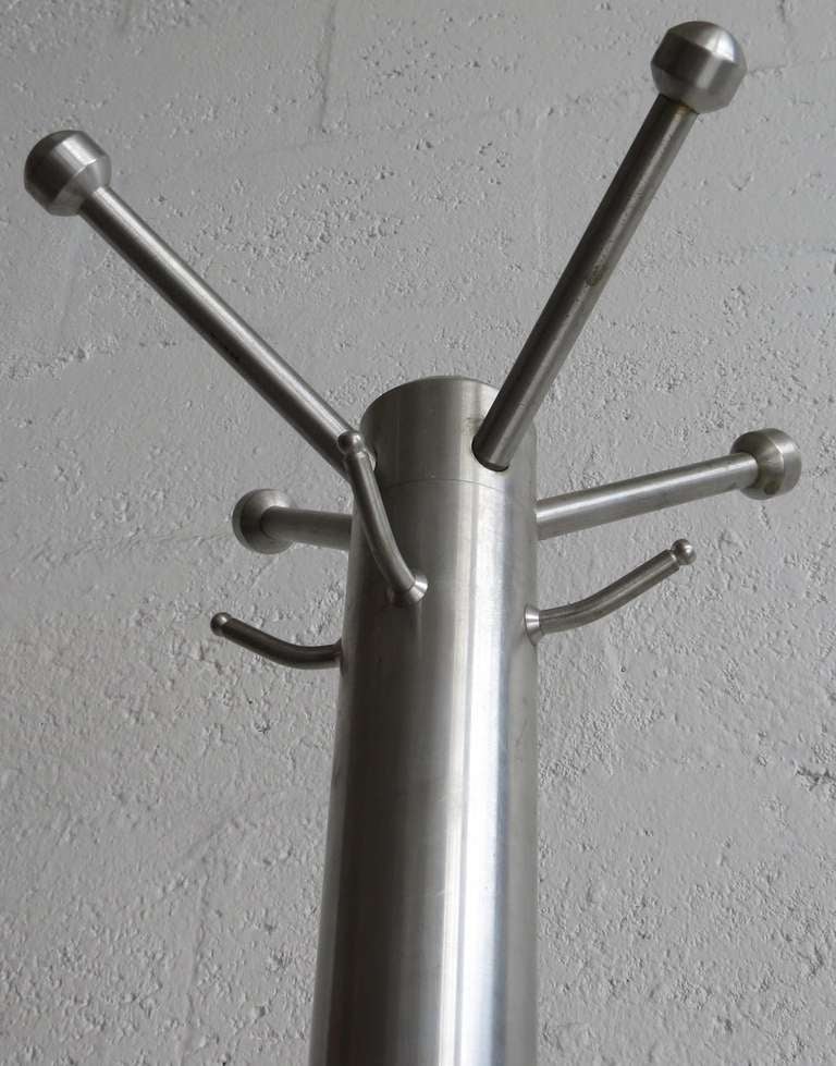 Warren McArthur (1885-1961) designed and manufactured this American Art Deco aluminum hat and coat stand for his own company, Warren McArthur Corporation in the 1930’s. The hat and coat stand has a 2 ½” diameter main shaft sitting on four spayed