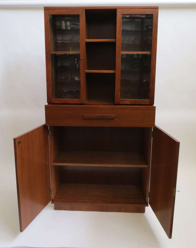 Modernage American Art Deco China Cabinet In Excellent Condition For Sale In Coral Gables, FL