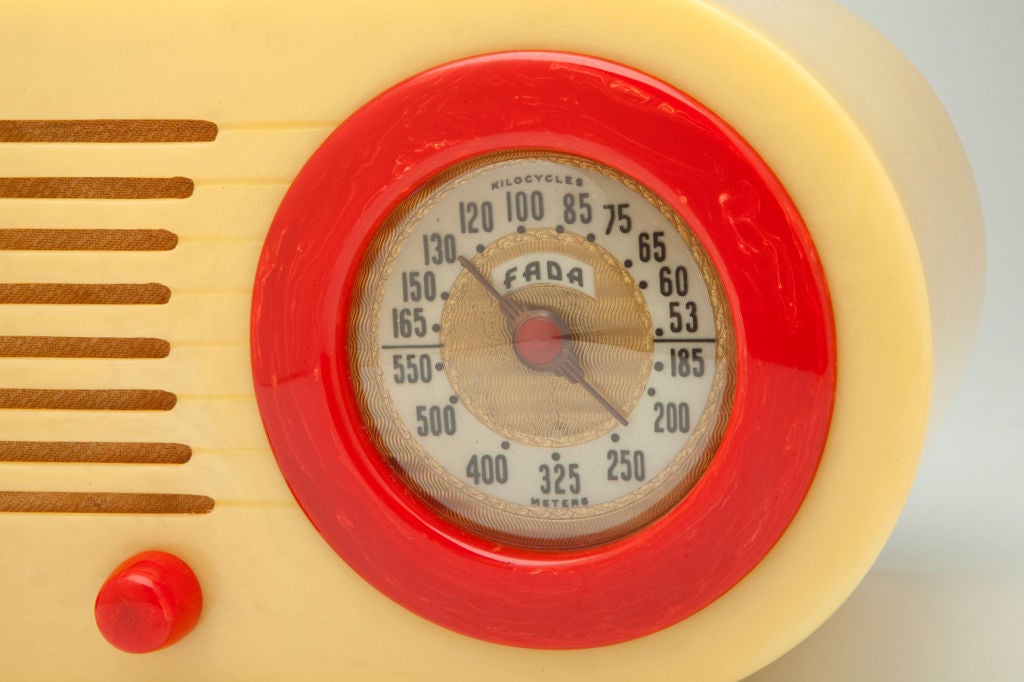 FADA Yellow and Red American Art Deco Catalin BULLET Radio In Excellent Condition In Coral Gables, FL