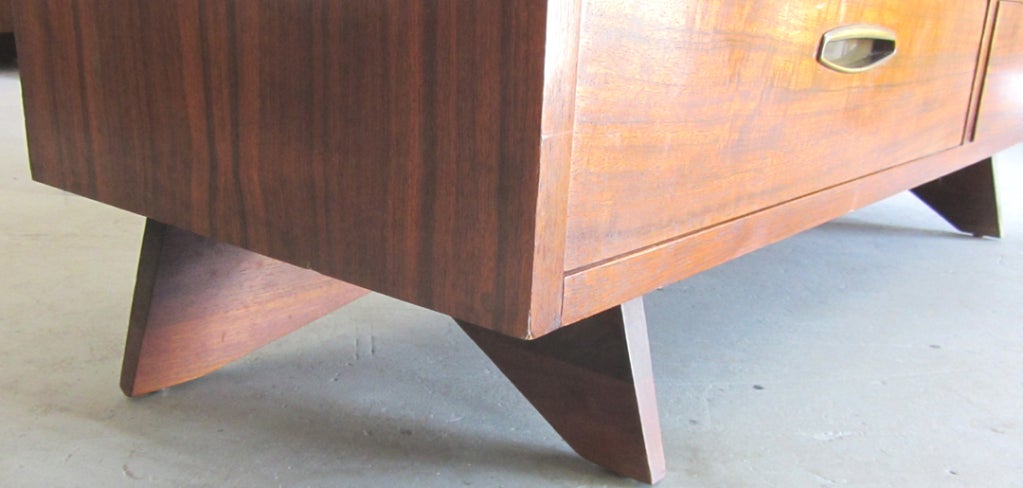 George Nakashima Mid Century Modern Design  Eight Drawer Chest In Excellent Condition For Sale In Coral Gables, FL