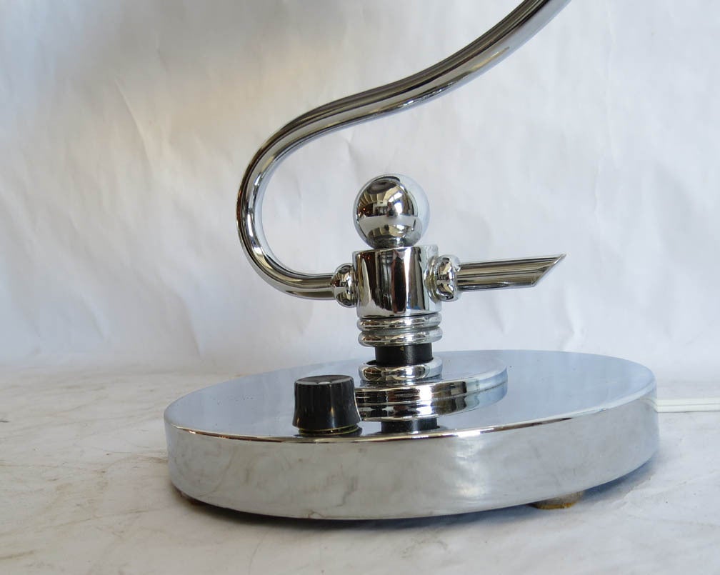 20th Century Markel American Art Deco Swivel Shade Table Lamp For Sale