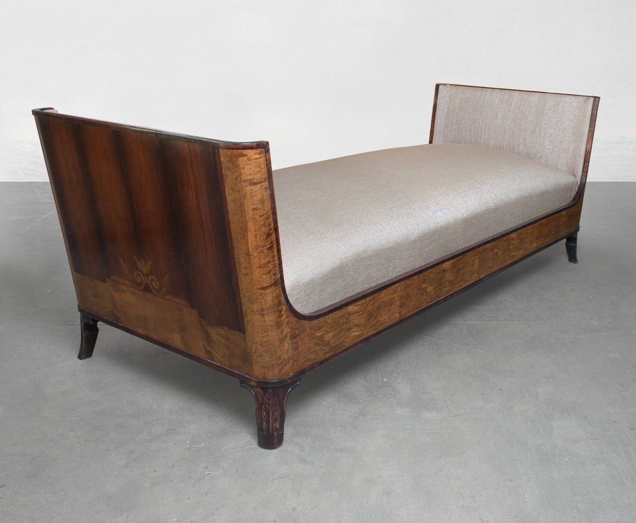 An elegant Swedish art deco daybed with birch and rosewood veneer and neoclassical inspired marquetry. Designed by Erik Chambert, Norrkoping circa late 1920's early 1930's. Restored in excellent condition, newly upholstered. Length 79.5