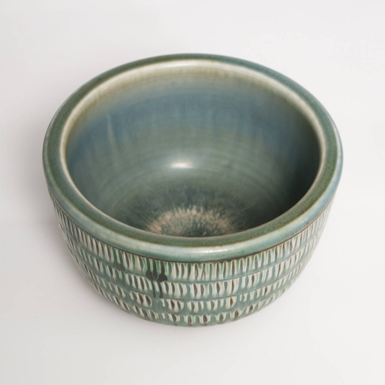 Swedish art deco ceramic bowl by Gertrud Lonegren in green glaze. In Excellent Condition In New York, NY