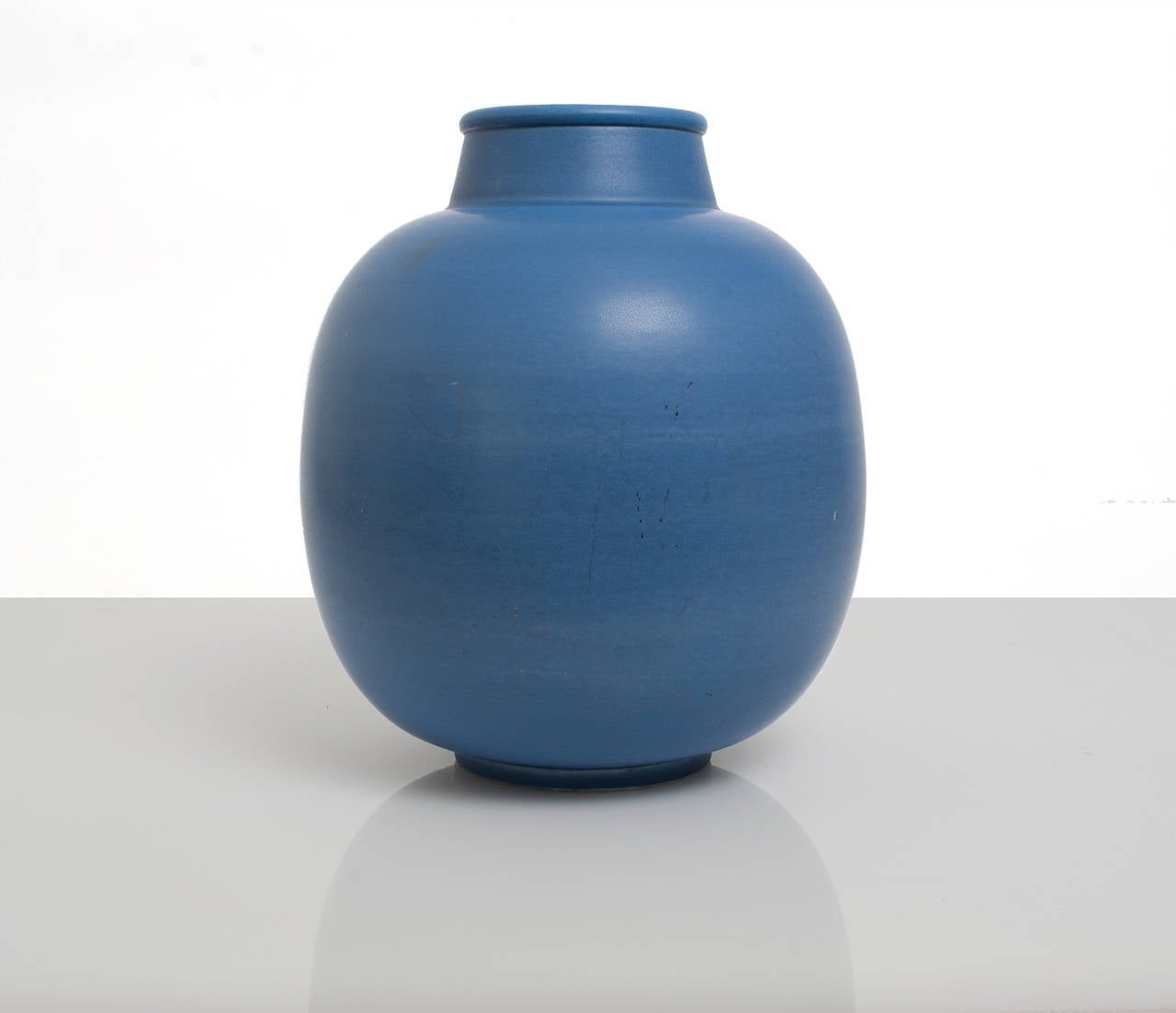 Swedish Art Deco unique ceramic blue vase by Gertrud Lonegren. Lonegren studied in Vienna and Stockholm during the 1920s, she worked at Upsala-Ekeby in the 1930s before creating these studio pieces at Rorstrand between 1937-1942.

Measures: Height