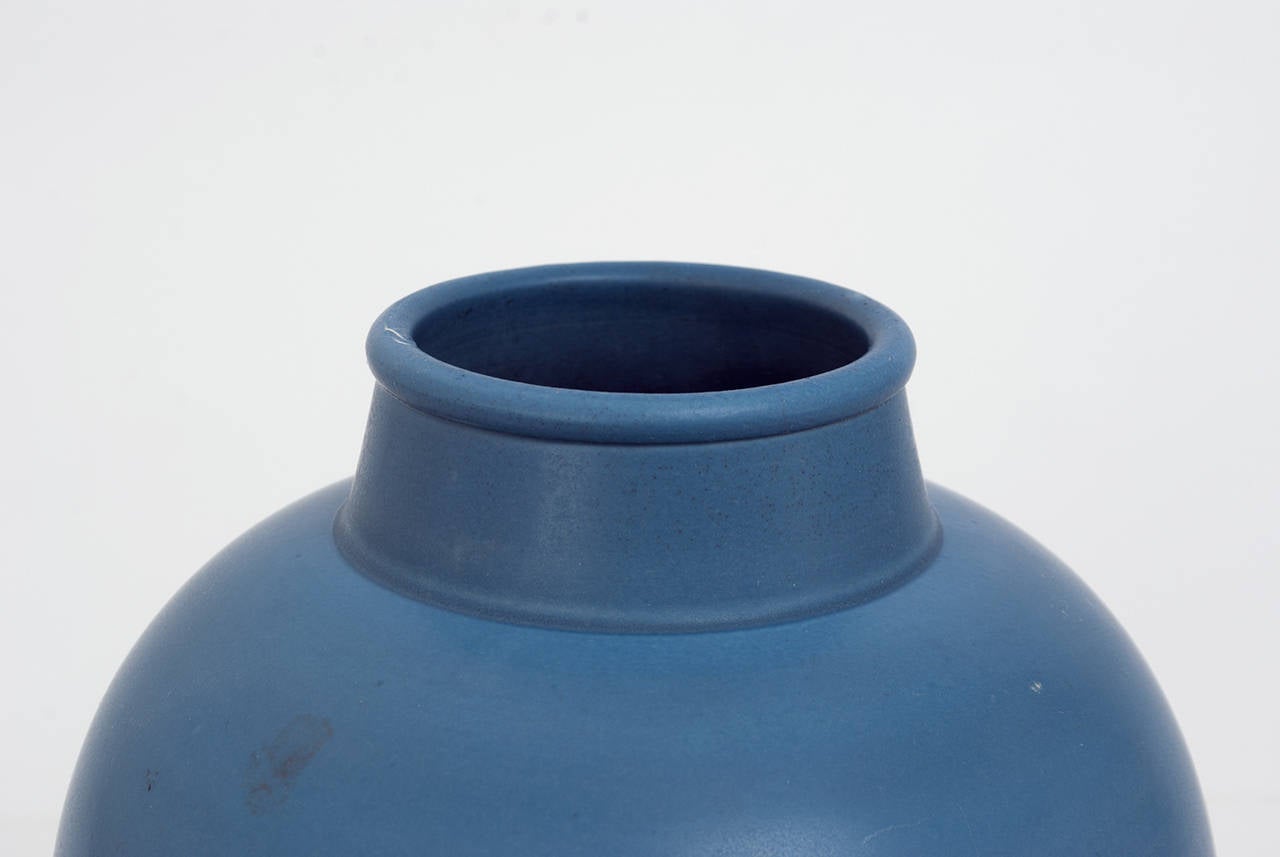 Schwedische Vase aus blauer Keramik im Art déco-Stil von Gertrud Lonegren (20. Jahrhundert)