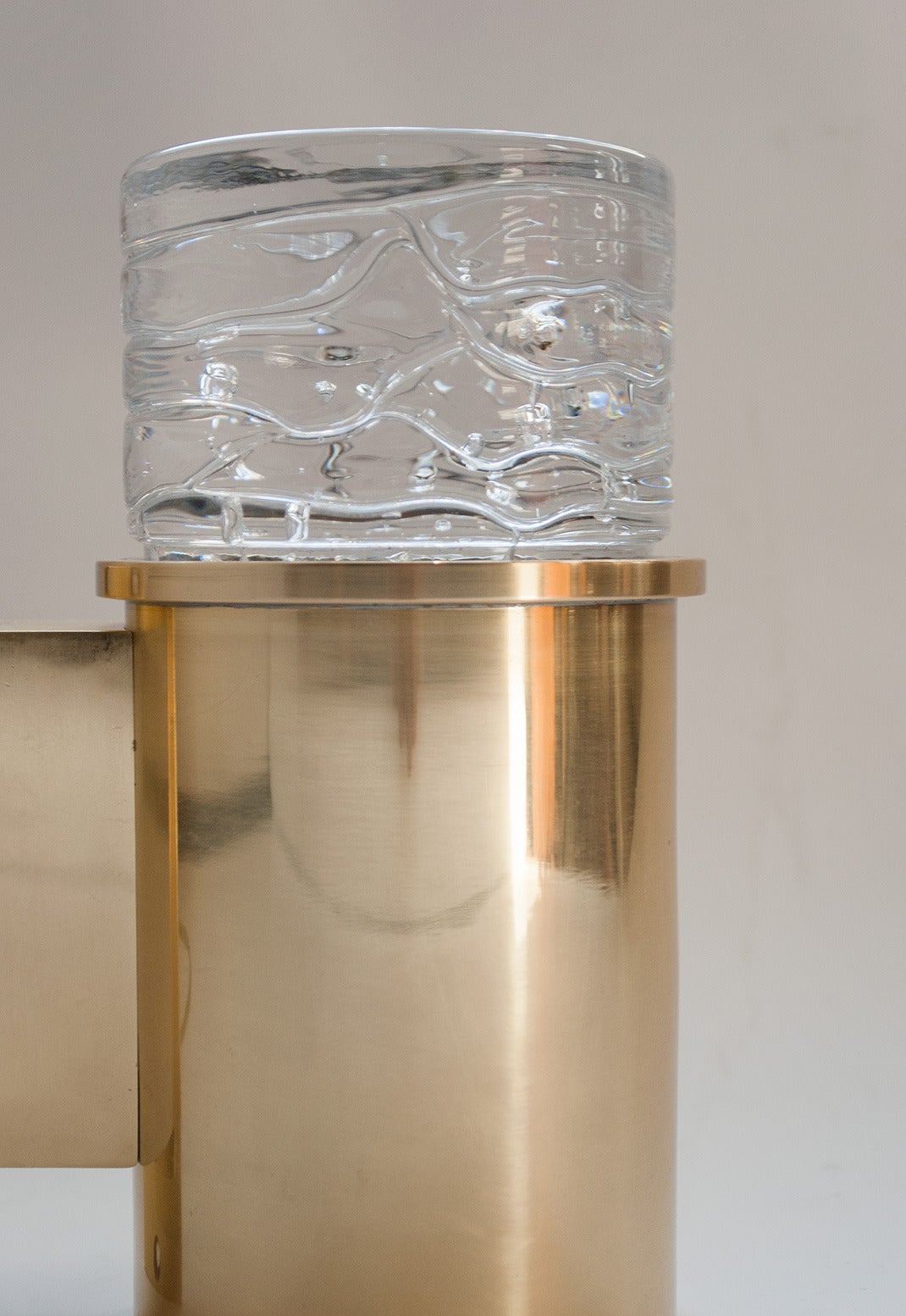 Appliques cylindriques modernes scandinaves en laiton poli avec dessus en cristal massif Excellent état - En vente à New York, NY