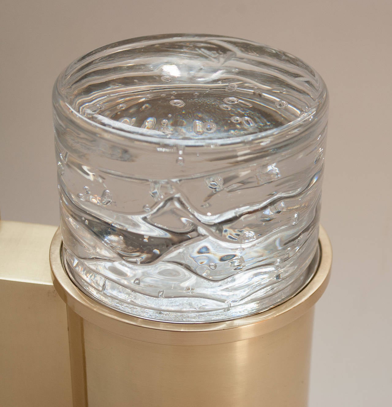 20ième siècle Appliques cylindriques modernes scandinaves en laiton poli avec dessus en cristal massif en vente