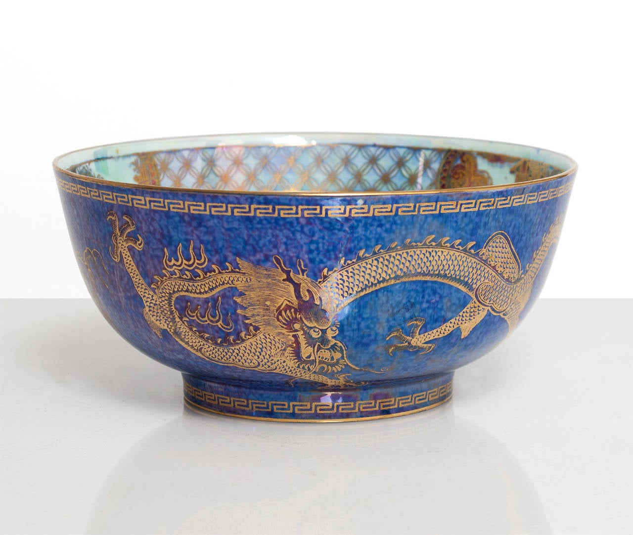 Eine sehr fein dekorierte Wedgwood Fairyland Lustre Schale:: entworfen von Daisy Makeig-Jones. Das blau gesprenkelte Äußere der Schale ist mit drei vergoldeten Himmelsdrachen und einem goldenen Drachen in der Innenmitte sowie drei kleineren Drachen