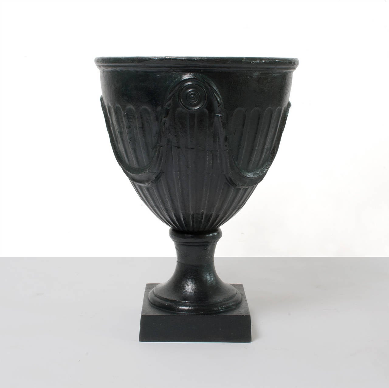 Pair of Swedish Art Deco Cast Iron Garden Urns on Plinths with Garland Relief In Good Condition In New York, NY