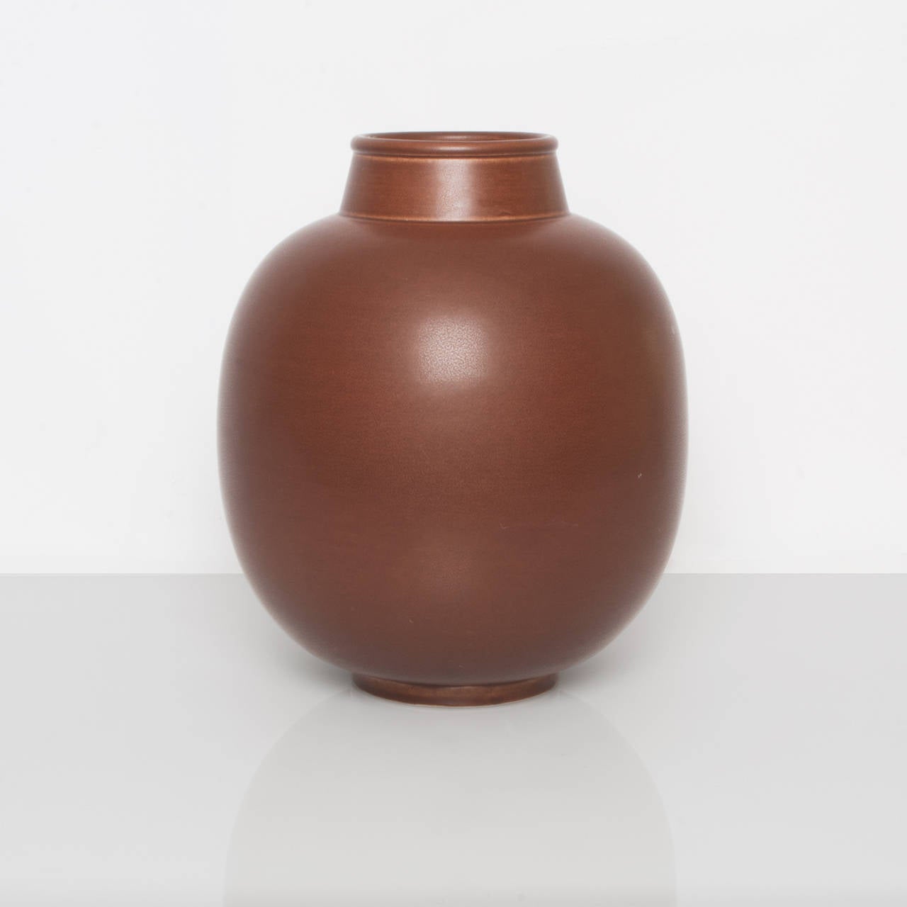 Swedish Art Deco unique ceramic brown vase by Gertrud Lonegren. Lonegren studied in Vienna and Stockholm during the 1920's, she worked at Upsala-Ekeby in the 1930's before creating these studio pieces at Rorstrand between 1937-42.

Height: