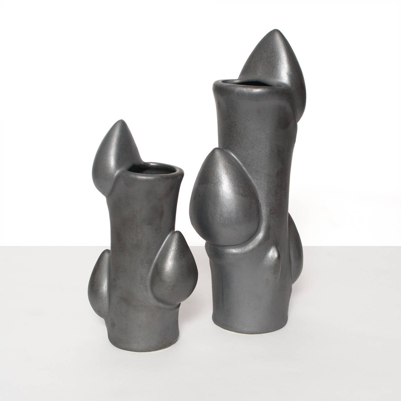 Un vaso grande e uno più piccolo in ceramica di stile Scandinavo Moderno, danese del Mid-Century Modern di Knud Basse per Michael Andersen & Son. Questi vasi dal design 