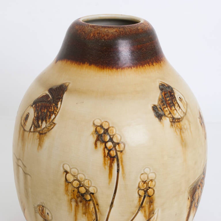 Große skandinavische moderne Vase mit Fischen und Pflanzen von Gertrud Lonegren (Skandinavisch) im Angebot