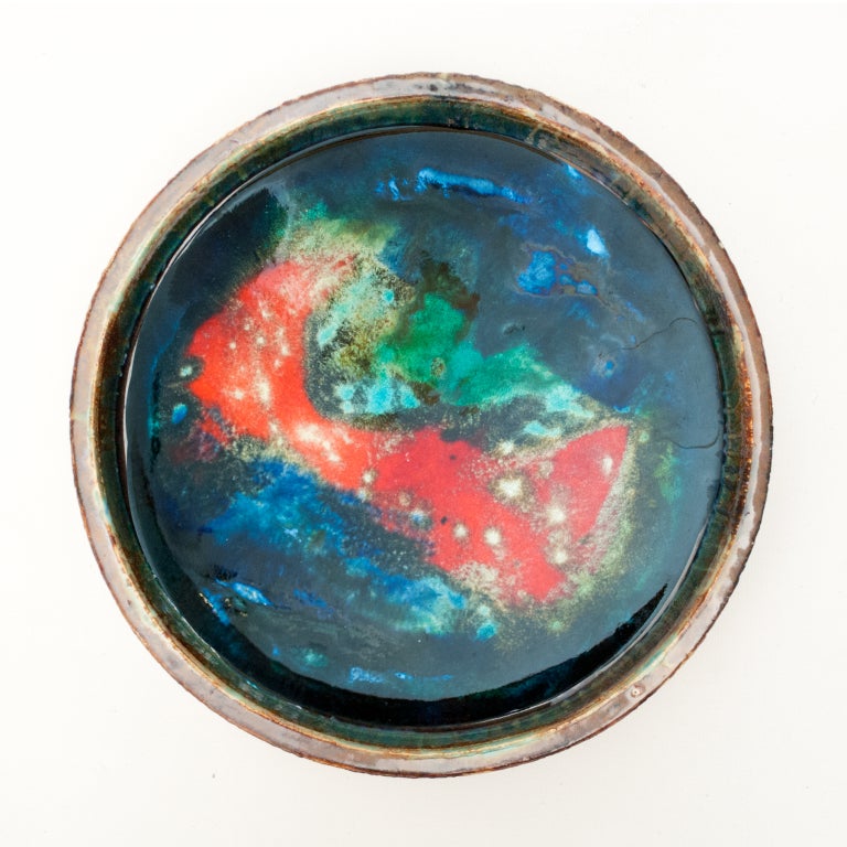 Large mid-century Swedish glazed ceramic studio charger bowl In Excellent Condition In New York, NY