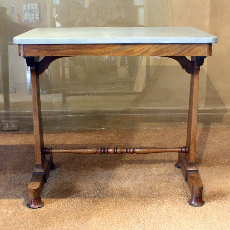 Table à écrire en bois de rose de style Régence du début du XIXe siècle, avec plateau en marbre postérieur.